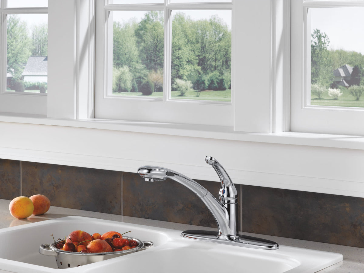 Delta Signature Single Handle Pull-Out Kitchen Faucet Chrome